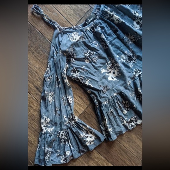 LULUS Size M Slate Blue Floral Tiered Ruffle Cold Shoulder Flowy Top & Ruffles - Picture 4 of 12